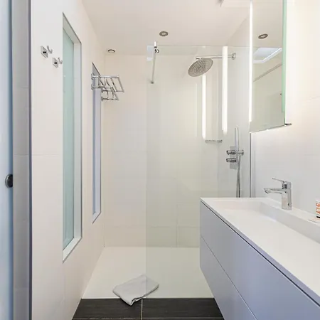 Le Saint Honore Idealement Situe Au Coeur De