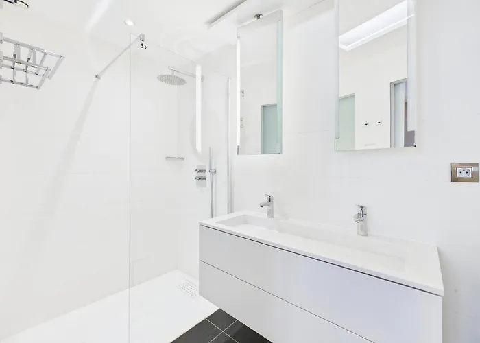 Le Saint Honore Idealement Situe Au Coeur De *